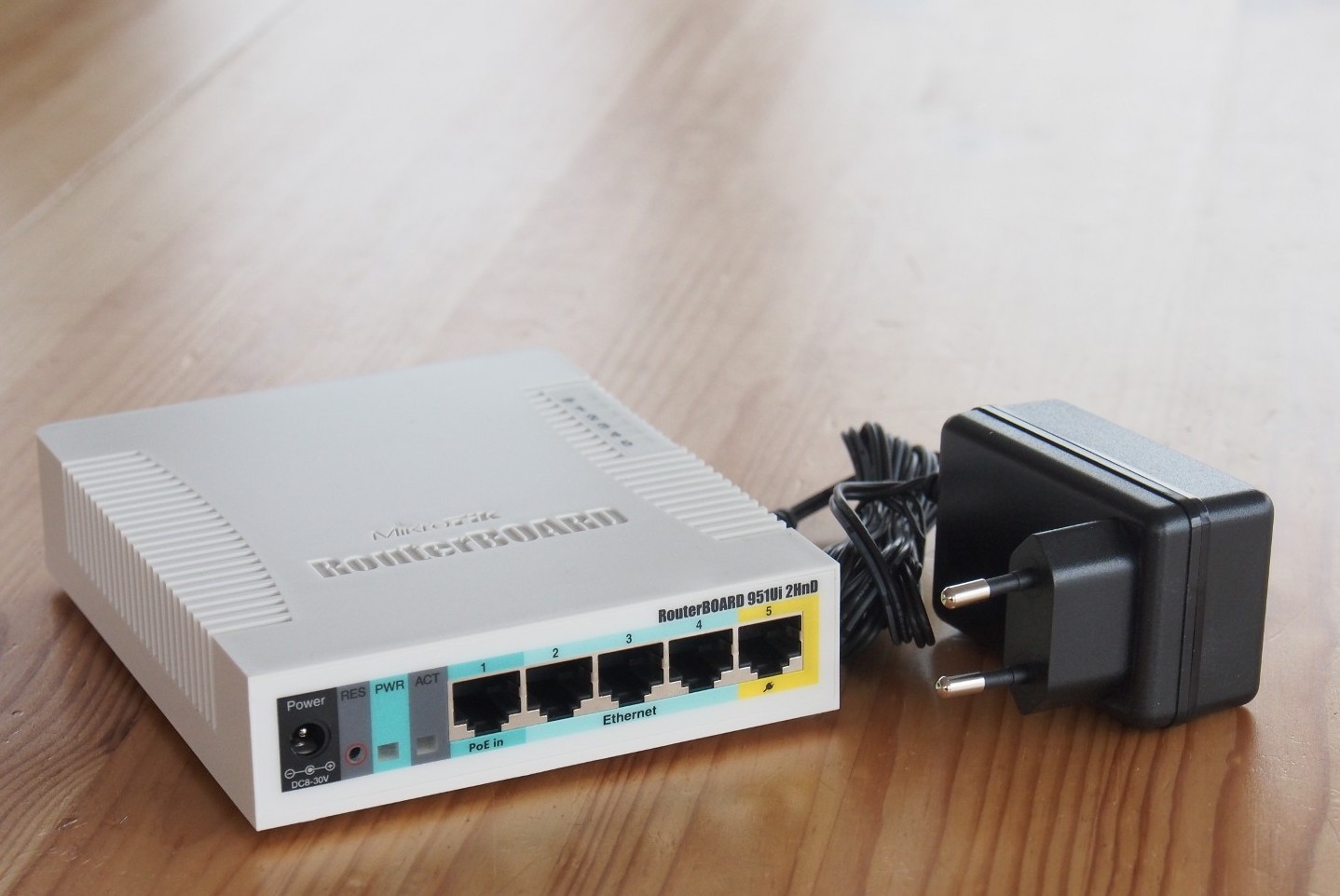 картинка Маршрутизатор MikroTik RB951Ui-2HnD (N300 802.11n, 2x2.5dBi, 5xLAN, 1xPoE, USB, 128Mb) АС